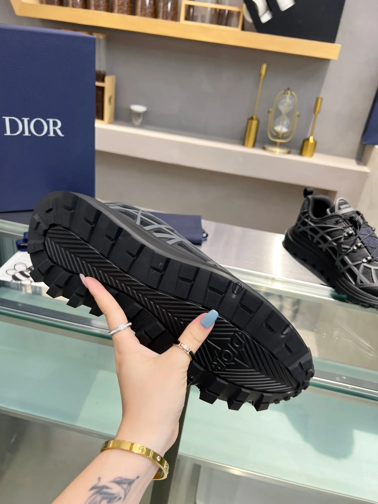 👟👟Ex-factory price 640👟👟 Dior 2023 new style 🆕Low-top B31 Runner sneakers Material: Carefully made of imported mesh fabric, with curved rattan plaid injection molded rubber to enhance the style, a new interpretation of classic patterns, highlighting a futuristic style. Di~r logos adorn the tongue and front, perforations accentuate the hiking style, and a CD Diamond drawstring adds technical appeal. The textured, notched platform is crafted from rubber for optimal traction, and a reinforced heel adds to the comfort. Can be paired with sportswear and casual outfits to create a sophisticated look. Size: Male 39-45 (female size will be released later)